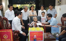 Chủ tịch Quốc hội Vương Đình Huệ thăm, tặng quà người có công