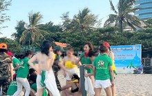 Xôn xao clip nhóm nữ du khách cởi áo ngực chơi team building ở bãi biển