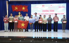 Trao tặng 2.000 lá cờ Tổ quốc cho ngư dân đảo Phú Quý
