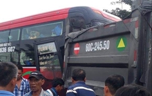 Đồng Nai: Ôtô tải móp đầu sau cú bẻ lái trước xe khách, tài xế nhập viện
