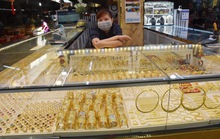 Giá vàng hôm nay 17-7: Vàng thế giới vẫn lao dốc, thấp hơn vàng SJC 19,4 triệu đồng/lượng
