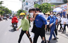Xúc động hình ảnh tình nguyện viên cõng thí sinh đi thi giữa trời nắng gắt
