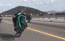 Triệu tập 6 thanh thiếu niên điều khiển xe mô tô lạng lách, bốc đầu trên Quốc lộ 1