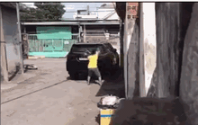 CLIP: Người đàn ông đập phá ôtô vì thấy chướng mắt