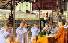 Sau lùm xùm nợ nần, Á hậu Khánh Phương xuống tóc đi tu
