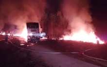 Quảng Bình: Xe tải đang chở 10 tấn gỗ bị cháy trơ khung