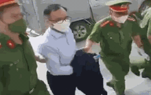 CLIP: Cựu bí thư Bình Dương Trần Văn Nam cùng các đồng phạm bị dẫn giải tới tòa