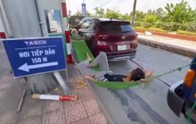 Tài xế mắc võng, dùng tiền âm phủ, mang vòng hoa tới đặt tại trạm thu phí BOT