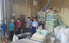 Phát hiện hàng chục tấn cám mì trộn bột đá