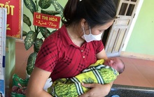 Bé trai sơ sinh còn nguyên dây rốn bị bỏ trước nhà hàng trong thùng đựng trái cây