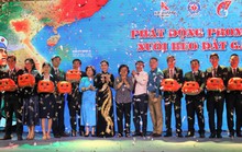 Bán đấu giá 2 vật phẩm trao tặng CLB Vì Hoàng Sa - Trường Sa thân yêu