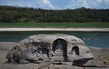 Hòn đảo chìm có 3 tượng Phật cổ hiện ra trên sông Dương Tử