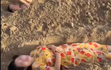 Xôn xao clip nhóm du khách “đào huyệt mộ” chơi trò tắm cát