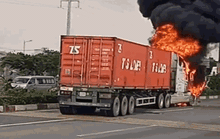 CLIP: Xe container cháy ngùn ngụt trên Xa lộ Hà Nội