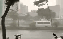 CLIP: Mưa lớn kèm gió to như kéo bay cả người được