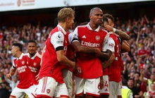 Tội đồ hóa người hùng, Arsenal vững ngôi số 1 Ngoại hạng