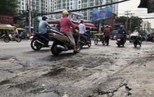 CLIP: Choáng với những vết lõm trên đường Nguyễn Thị Thập, quận 7