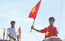 Chuyến trao cờ ấm tình người