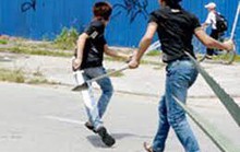 Vác dao chém bạn thân vì nghi ngờ bị cướp người yêu