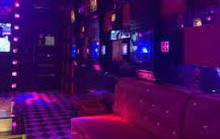 Bạn hát karaoke vừa ra về, xông vào hiếp dâm thiếu nữ 15 tuổi ngay tại phòng VIP