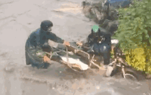Đồng Nai: Mưa lớn khiến Quốc lộ 1 ngập như sông, xe máy bị cuốn trôi