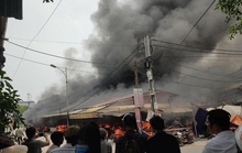 Chợ dân sinh bất ngờ bốc cháy ngùn ngụt, khói lửa bốc cao hàng chục mét