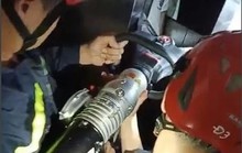 Đôi nam nữ mắc kẹt trong thang máy lúc rạng sáng