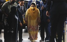 Nhận án khủng, vợ cựu thủ tướng Malaysia khóc giữa tòa: Không ai thấy tôi đếm tiền