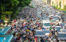 Vã mồ hôi qua đường Nguyễn Trãi sau 1 tháng thí điểm tách làn ôtô, xe máy