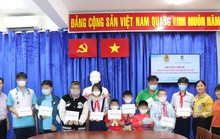 Trao học bổng cho nữ sinh mồ côi vì dịch COVID-19
