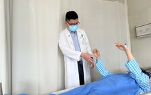 Người chồng hú vía khi thấy vợ nằm bất động nhìn trần nhà