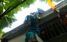 Siêu bão Noru: Cán bộ gõ cửa từng nhà, yêu cầu ký cam kết sơ tán