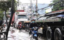 TP HCM: Triều cường dâng cao, đường Trần Xuân Soạn chìm sâu trong nước