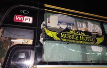 Xe khách bị ném đá, hàng chục hành khách hoảng loạn