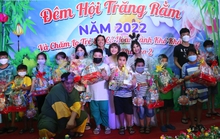 Việt Hương hóa thỏ ngọc với hành động như cô tiên