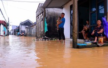 Người dân ngoại thành Hà Nội kê giường, bắc bếp lên ghế tránh lũ