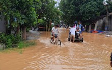 Dân ngoại thành Hà Nội chạy lũ trong đêm, huy động bộ đội hỗ trợ
