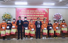 Tặng quà Tết cho công nhân tại Ninh Bình