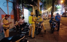 Kiểm tra xe dù ở quận 1, phát hiện lượng hàng khủng bất minh