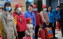 Xuyên đêm ở sân bay đón công nhân về quê ăn Tết trên chuyến bay miễn phí