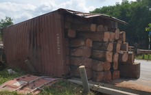 Xe container chở gỗ lật xuống cầu, 3 người trọng thương