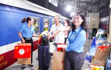 Chuyến tàu mùa xuân đưa công nhân về quê đón tết
