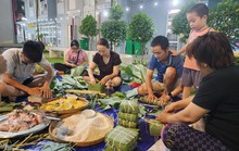 Hình ảnh cư dân chung cư quây quần gói bánh chưng đón Tết