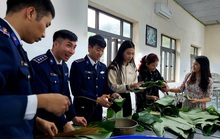 Ấm cúng bữa cơm tất niên trên tàu cảnh sát biển