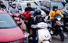 Người dân bịt kín mít đi xe máy về quê ăn Tết