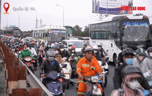 Người dân miền Tây lỉnh kỉnh đồ đạc, đổ xô về quê đón Tết