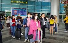 Du khách quốc tế “xông đất” Đà Nẵng, hào hứng nhận lì xì