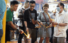 Người dân TP HCM tấp nập đi lễ chùa mùng 1 Tết, cầu năm mới bình an
