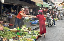 Chợ, siêu thị vắng khách ngày mùng 2 Tết