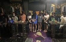 Nữ chủ quán karaoke lăng mạ, ném vỏ chai bia làm 2 công an bị thương